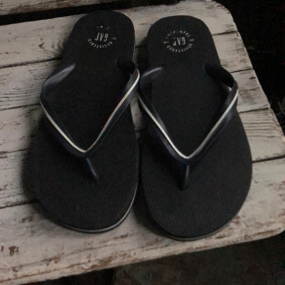 Gap flip flops - Picture 2 of 3